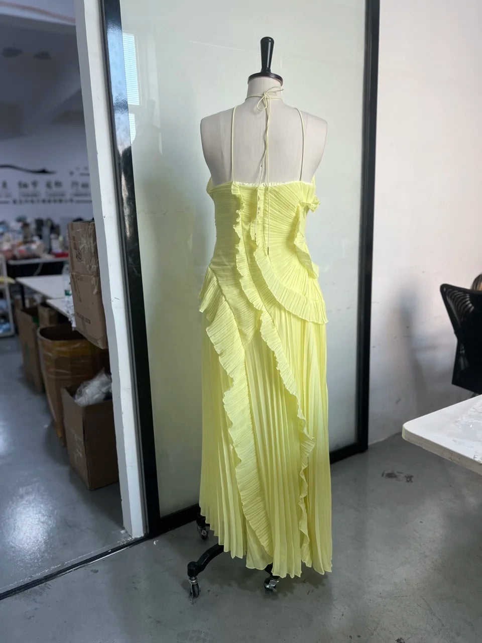 Chic pleated halter neck long vacation dress.
