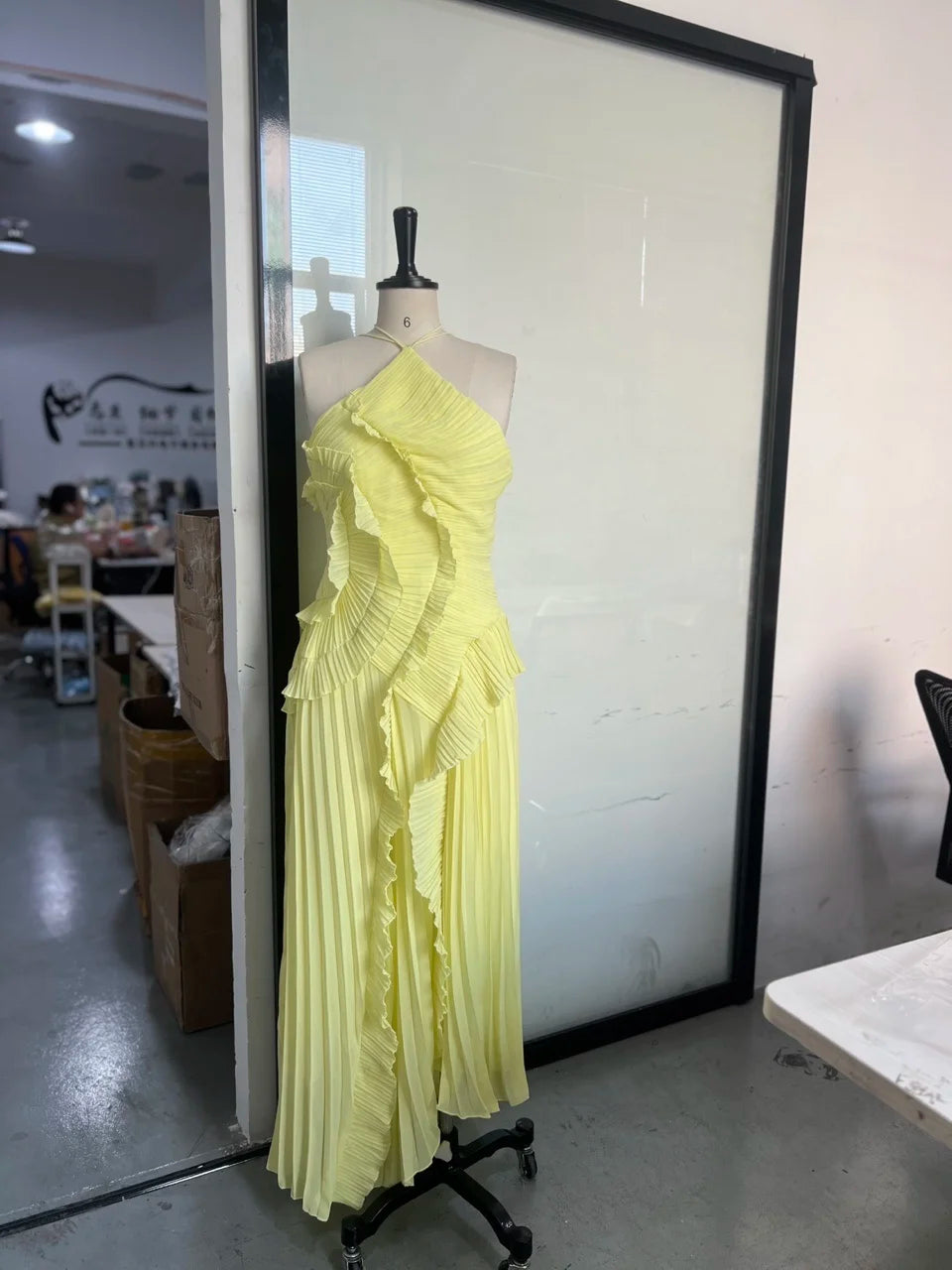 Chic pleated halter neck long vacation dress.