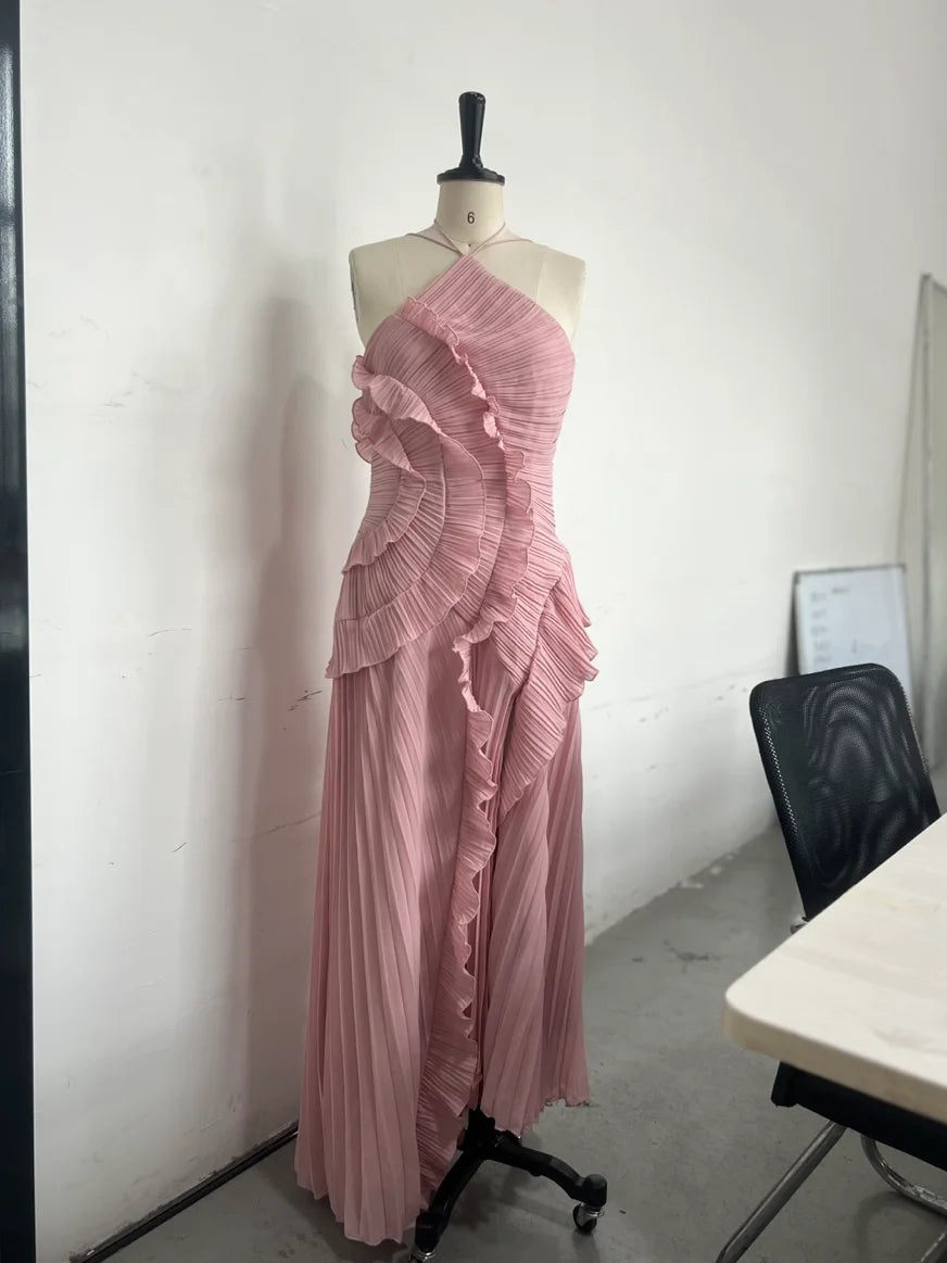 Chic pleated halter neck long vacation dress.